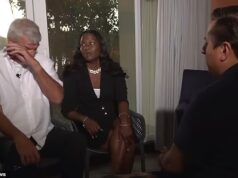 Homem começa a chorar enquanto advogado interrompe entrevista de esposa que desapareceu nas Bahamas após ser libertada da custódia policial