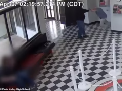 Incredible Moment Hero Diretor do ensino médio explode pela porta e ataca o atirador enquanto ele atira