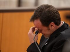 O chefe do Camp Mystic chora ao admitir que não sabe o que aconteceu com a menina de 8 anos… Mas 900 crianças já se inscreveram para reabertura