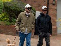 Scott Mills parece tenso ao passear com o cachorro com o marido Sam Vaughan pela primeira vez desde que foi demitido pela BBC por causa de alegações históricas de má conduta sexual grave