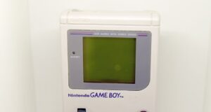 Paternidade como em 1999: mães e pais são pais, deixando as crianças ficarem entediadas, abandonando o iPhone e assistindo a filmes e programas de TV mais ousados dos anos 90