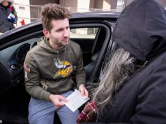 A estrela da internet que se imagina fazendo o bem aos moradores de rua é proibida de visitá-los em sua cidade natal