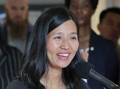 Prefeito de Oak Boston distribui vales de corte de cabelo e massagem de US$ 500 para imigrantes, apesar do orçamento da cidade ter mergulhado US$ 50 milhões no vermelho