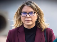 A socialite desgraçada Rebecca Grossman ainda se recusa a se declarar culpada do atropelamento que matou irmãos jovens, ouve o tribunal