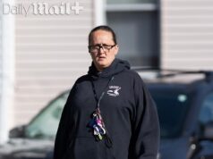 A explosão covarde de uma mãe abusiva que engravidou depois de abusar de seu próprio filho, de 10 anos, enquanto sua nova vida em uma cidade litorânea da Nova Inglaterra se desenrolava