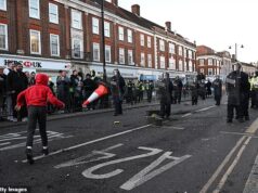 Crianças jogam mísseis contra a polícia em Epsom em meio a exigências de descrição de suspeitos de estupro coletivo