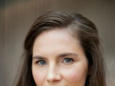 Amanda Knox está viajando para o Reino Unido… para promover seu filme sobre o assassinato da estudante britânica Meredith Kercher