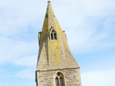 É a ‘Torre Inclinada de Pisa’ da Grã-Bretanha… e precisa da sua ajuda