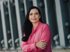 O verdadeiro valor do amor aos 50 anos é quando seu novo parceiro tem menos. É um dilema que muitas mulheres divorciadas enfrentam – mas só há uma solução: Vanessa Stoykov