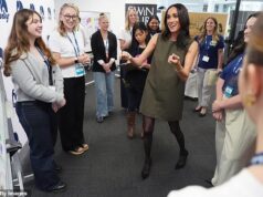 Meghan disse aos fãs que ela sofreu bullying online ‘todos os dias durante 10 anos’ e se tornou ‘a pessoa mais trollada do mundo’ enquanto o príncipe Harry desfrutava de um estranho momento de selfie com um repórter de TV australiano