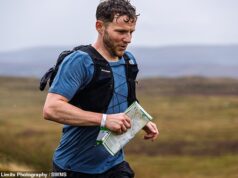 Simpatizantes doaram mais de £ 25.000 para instituições de caridade depois que um corredor de ultramaratona morreu após bater o recorde do percurso de 234 milhas em memória de seu amigo.