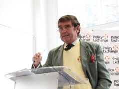 O ex-general disse que os jovens desempregados deveriam estar no exército em vez de serem pagos para fazer qualquer coisa