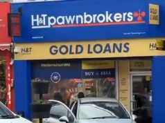 Carro de gangue mascarado ataca pandalais em ataque à luz do dia momentos antes de encher as botas com ouro