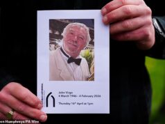 Grandes nomes do sinuca, incluindo Dennis Taylor, Stephen Hendry, Steve Davies e Jimmy White, prestaram homenagem a John Kumari após sua morte aos 79 anos em memória do gigante do jogo.