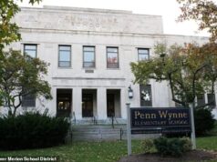 Centenas de pais estão tentando proibir que crianças do ensino fundamental sejam mandadas para casa com Chromebooks, enquanto exigem o retorno da educação com lápis e papel.