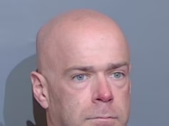 Peeping Tom do Serviço Secreto: Agente estagiário, 41, preso por ‘espionar colega de quarto com câmera escondida disfarçada de carregador de telefone’ em esquema de vigilância perturbador