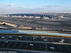 Trabalhador de companhia aérea atraído para um ponto de encontro e preso depois que autoridades de Dubai acessaram seu WhatsApp privado… para compartilhar fotos de danos causados por bombas
