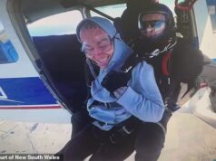 Proprietário do aeroporto busca o destino depois que dois paraquedistas morrem quando seus pára-quedas ficam presos no meio do salto