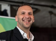 Os Verdes lançaram um ataque surpresa à BBC por publicar mentiras sobre migrantes, dizendo que os pedidos de asilo foram aprovados