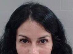 A glamorosa mãe de três filhos do Texas abandonou a escola para prostitutas em sua aconchegante casa no subúrbio, disse a polícia