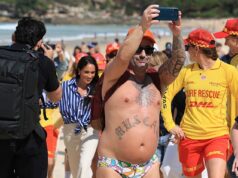 Somente na Austrália! Contrabandistas locais vestidos de Bondi abraçam o Príncipe Harry na icônica praia de Sydney
