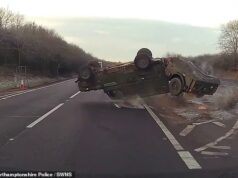 O Land Rover militar do momento capotou no ar e ejetou o motorista de seu veículo quando ele foi forçado a desviar do caminho do motorista imprudente.