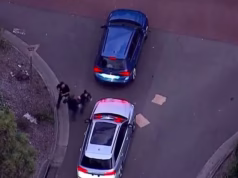 Momento de tirar o fôlego Ben Roberts-Smith foi emboscado em uma encruzilhada – enquanto os fotógrafos trabalhavam para seu inimigo. Ataque depois que o herói do SAS é libertado sob fiança e enfrenta acusações de crimes de guerra