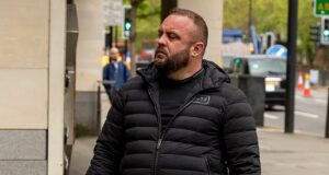 Requerente de asilo albanês diz que não deveria ser enviado de volta para ser julgado em seu país de origem porque a gangue que atirou nele 30 vezes com um AK-47 o aguarda