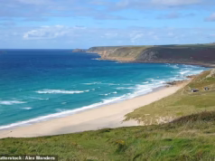 Os moradores da Cornualha que chamavam os turistas de ‘formigas’ agora estão desesperados para recuperá-los – enquanto restaurantes, hotéis e pubs ficam nervosos devido às taxas crescentes do Partido Trabalhista.