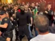 A violência eclodiu entre manifestantes de direita e de esquerda na cidade espanhola dias depois de o governo socialista ter aprovado planos para conceder estatuto legal a 500 mil migrantes.