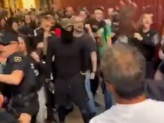 A violência eclodiu entre manifestantes de direita e de esquerda na cidade espanhola dias depois de o governo socialista ter aprovado planos para conceder estatuto legal a 500 mil migrantes.