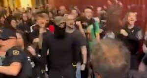 A violência eclodiu entre manifestantes de direita e de esquerda na cidade espanhola dias depois de o governo socialista ter aprovado planos para conceder estatuto legal a 500 mil migrantes.