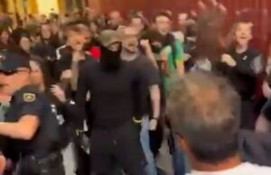 A violência eclodiu entre manifestantes de direita e de esquerda na cidade espanhola dias depois de o governo socialista ter aprovado planos para conceder estatuto legal a 500 mil migrantes.