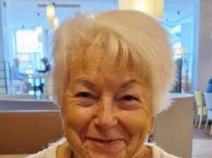 Mulher francesa muda-se para os EUA aos 85 anos para se casar com o namorado do exército – apenas para ser arrancada da cama de camisola e colocada sob custódia do ICE graças ao seu intrigante enteado