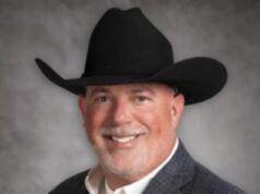 A secretária do prefeito descontente afirma que ele tentou abaixar as calças dela e agredi-la enquanto ela estava grávida, enquanto ela revelava o apelido nojento que lhe deu