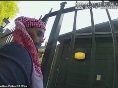 O momento em que migrantes em pequenos barcos saltaram uma cerca e “tentaram entrar na embaixada de Israel em Londres para realizar um ataque terrorista com faca”