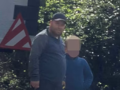 Um corretor da bolsa viajante que comprou um terreno numa aldeia do cinturão, acabou nele e o transferiu para uma caravana pode ficar porque transferi-lo violaria os seus direitos humanos.