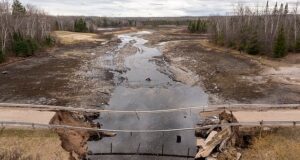 O belo Lago Michigan desapareceu depois que uma barragem privada próxima quebrou