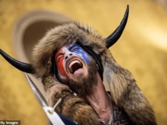 Ele era o rosto pintado de 6 de janeiro. O que QAnon Shaman diz sobre Trump iria atordoar Maga