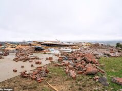 Tornado ‘extremamente perigoso’ atinge o Centro-Oeste, colocando milhares de pessoas em risco, enquanto casas são destruídas e crianças presas… com o pior ainda por vir