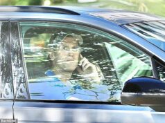 O acusado de crime de guerra, Ben Roberts-Smith, foi localizado na Costa do Ouro depois de receber fiança em um tribunal de Sydney – enquanto sua rede de apoio se reunia.