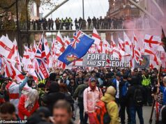 Milhares dos primeiros manifestantes de extrema direita da Grã-Bretanha marcham pelo centro da cidade de Manchester enquanto a polícia tenta mantê-los longe das contra-manifestações