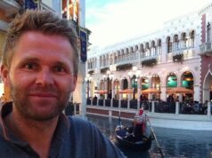 Professor casado de um internato de £ 46.000 por ano banido depois de dizer a um aluno adolescente ‘que pena que não consegui colocar você de volta no meu armário’ enquanto ele a bombardeava com mensagens noturnas