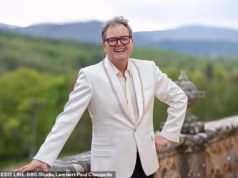 O conquistador traiçoeiro Alan Carr torna-se um confidente enquanto se propõe a conquistar a vila do seu sonho de castelo de £ 3 milhões
