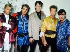 Spandau Ballet está definido para retornar como a nova pin-up romântica em negociações para uma turnê de reunião com uma formação original completa, incluindo o ex-astro de EastEnders, Martin Kemp.