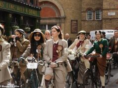 Moda favorita! Homens e mulheres tricotam seus xadrez favoritos para pedalar por Londres na Tweed Run anual