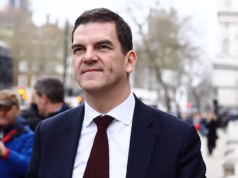 Chefe do Ministério das Relações Exteriores demitido pelo primeiro-ministro por ‘não contar a Downing Street que Mandelson falhou nas verificações de segurança’, enquanto enfrenta interrogatórios dos parlamentares