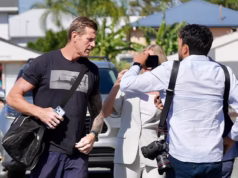 Ben Roberts-Smith sorri enquanto se exercita em uma academia enquanto o ganhador da Victoria Cross se prepara para fazer sua primeira declaração pública após ser acusado de supostos crimes de guerra.