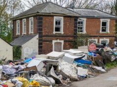 Que monstruosidade! Os basculantes despejam uma parede de lixo de um metro e meio na antiga estação ferroviária enquanto os moradores locais atacam uma ‘bagunça nojenta’