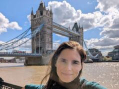 Na foto: Amanda Knox na Tower Bridge – a poucos passos de onde a vítima de assassinato Meredith Kercher foi criada – na primeira viagem à Grã-Bretanha